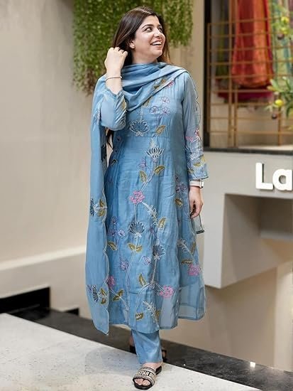 Women Kurta with Pant & Dupatta - Image 4